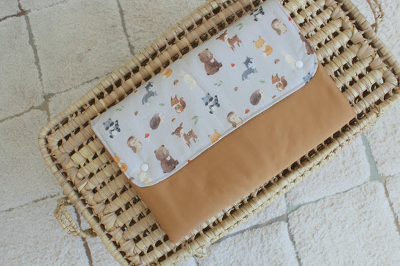 Muda Fraldas Portátil Com Bolsos | Bege Animais do Bosque