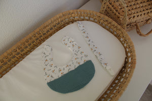 Babete + Prende Chupeta Verde Flores
