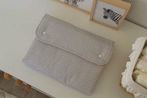 Muda Fraldas Portátil Com Bolsos | Cinza Pintas