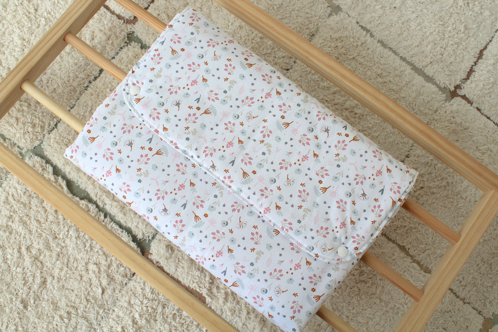 Muda Fraldas Portátil Com Bolsos | Flores Cinza e Rosa