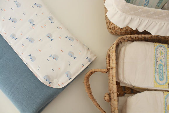 Muda Fraldas Portátil Com Bolsos | Baleias