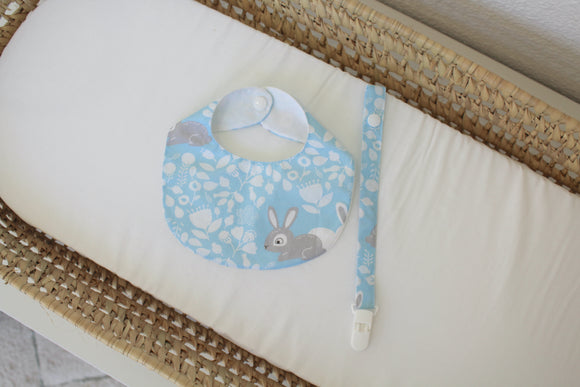 Babete + Prende Chupeta Azul Coelhinhos