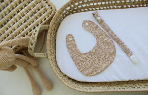 Babete + Prende Chupeta Bege Folhas Castanhas