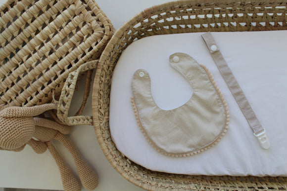 Babete + Prende Chupeta Bege Riscas e Pompons