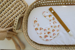 Babete + Prende Chupeta Branco Arco Íris Rosa