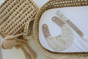 Babete + Prende Chupeta Verde Branco Folhas Secas Beges