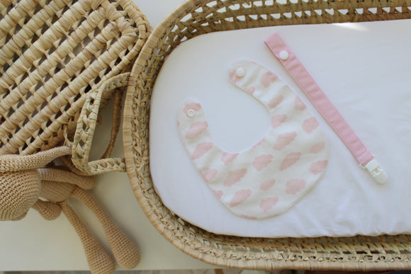 Babete + Prende Chupeta Branco Nuvens Rosa