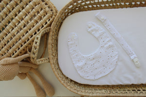 Babete + Prende Chupeta Branco Pintas Douradas