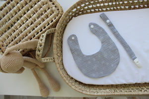 Babete + Prende Chupeta Cinza Folhas Secas